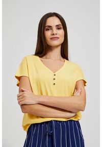 MOODO - Bluzka z guzikami na dekolcie żółta. Kolor: żółty