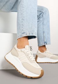 Renee - Beżowe Sznurowane Sneakersy Vices na Platformie z Ozdobnymi Paskami Seliniel. Nosek buta: okrągły. Zapięcie: pasek. Kolor: beżowy. Materiał: jeans. Wzór: paski. Obcas: na platformie