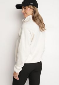 Born2be - Jasnobeżowa Bluza na Suwak o Prostym Kroju ze Stójką i Kieszeniami Esamira. Okazja: na co dzień. Typ kołnierza: kołnierzyk stójkowy. Kolor: beżowy. Materiał: jeans. Długość rękawa: długi rękaw. Długość: długie. Styl: elegancki, casual #4
