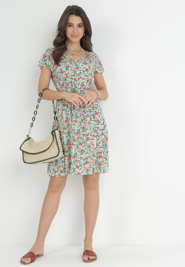 Born2be - Biało-Zielona Rozkloszowana Sukienka Mini z Wiskozy w Kwiaty ze Sznurkiem Marani. Kolor: zielony. Materiał: wiskoza. Wzór: kwiaty. Długość: mini