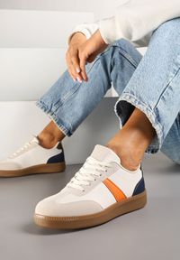 Renee - Beżowo-Granatowe Sneakersy Tenisówki z Geometrycznym Wzorem Hanivra. Okazja: na co dzień. Kolor: beżowy. Materiał: jeans. Wzór: geometria. Obcas: na płaskiej podeszwie