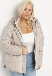 Born2be - Beżowa Pikowana Kurtka z Odpinanym Kapturem i Kieszeniami Vilbia. Okazja: na co dzień, na spacer. Kolekcja: plus size. Kolor: beżowy. Materiał: jeans, poliester. Styl: sportowy, casual, elegancki #6