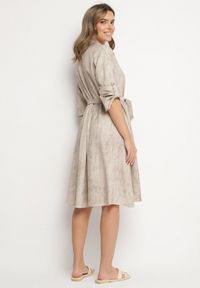 Born2be - Beżowa Sukienka o Koszulowym Kroju z Paskiem z Klamrą Evelmio. Okazja: na co dzień. Typ kołnierza: kołnierzyk klasyczny. Kolor: beżowy. Materiał: jeans. Długość rękawa: długi rękaw. Typ sukienki: koszulowe. Styl: klasyczny, casual, elegancki #2