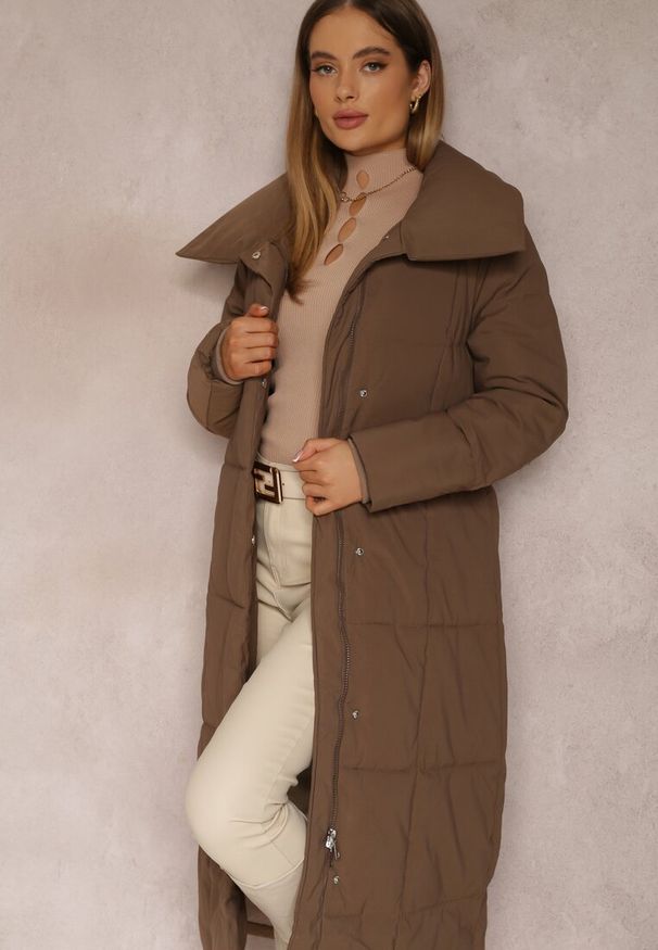 Renee - Brązowa Kurtka za Kolano Pikowana Chadi. Kolor: brązowy. Materiał: jeans, tkanina. Sezon: zima, jesień. Styl: klasyczny, elegancki