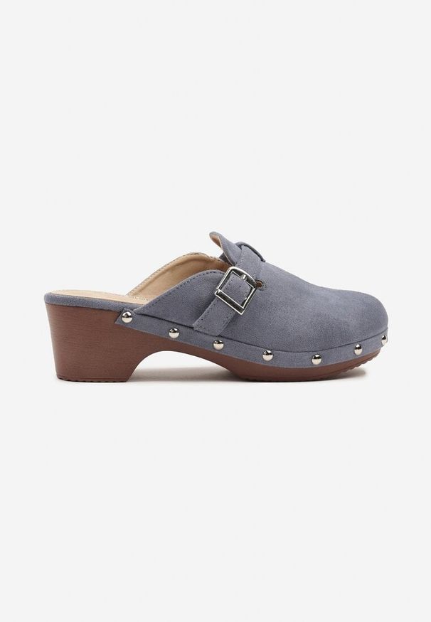 Born2be - Niebieskie Klapki na Obcasie w Stylu Chodaków z Klamrą Ellatis. Okazja: na co dzień. Kolor: niebieski. Materiał: jeans. Wzór: aplikacja. Obcas: na obcasie. Styl: klasyczny, casual. Wysokość obcasa: średni