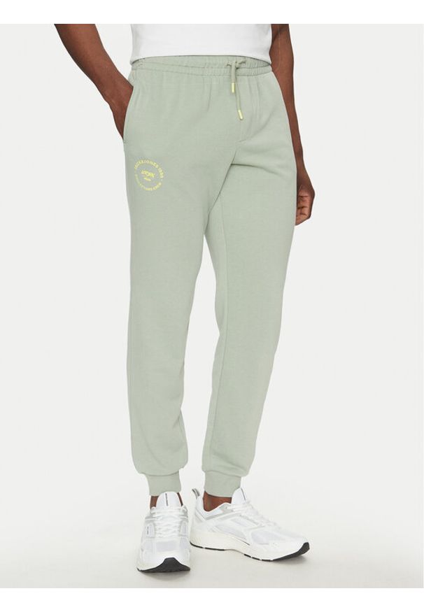 Jack & Jones - Jack&Jones Spodnie dresowe Gordon 12268442 Zielony Regular Fit. Kolor: zielony. Materiał: bawełna