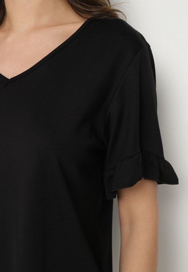 Born2be - Czarna Bluzka z Dekoltem w Serek z Wiskozą Zdobiona Falbankami przy Rękawach Aliriva. Okazja: na co dzień. Typ kołnierza: kołnierz z falbankami, dekolt w serek. Kolor: czarny. Materiał: wiskoza. Wzór: aplikacja. Styl: casual, elegancki, klasyczny