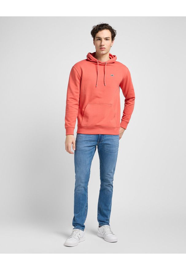 Lee - MĘSKA BLUZA Z KAPTUREM LEE PLAIN HOODIE POPPY 112353275 L80Y015640. Typ kołnierza: kaptur