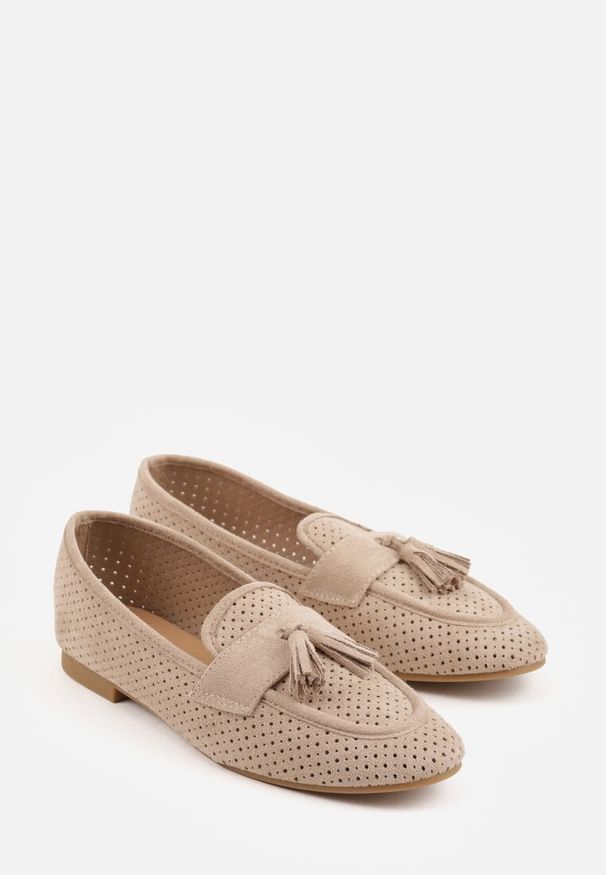Renee - Beżowe Perforowane Mokasyny z Imitacji Zamszu Zdobione Frędzlami Vaeliane. Okazja: na co dzień. Kolor: beżowy. Materiał: zamsz. Wzór: aplikacja. Styl: casual, elegancki