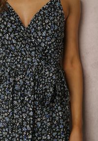 Renee - Czarna Sukienka z Wiskozy Phoebamna. Kolor: czarny. Materiał: wiskoza. Długość rękawa: na ramiączkach. Wzór: aplikacja, kwiaty. Typ sukienki: kopertowe. Styl: wakacyjny. Długość: mini #2