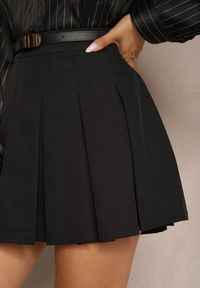 Renee - Czarne Spódnico-Spodenki High Waist z Plisowaniem Wykończone Paskiem Eviennes. Okazja: na co dzień. Stan: podwyższony. Kolor: czarny. Materiał: jedwab. Styl: klasyczny, casual #3