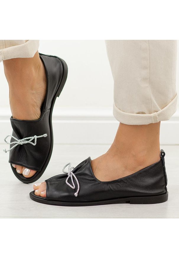 DEONI - Czarne skórzane Polskie sandały damskie z zakrytą piętą Deoni D488. Zapięcie: bez zapięcia. Kolor: czarny. Materiał: skóra. Sezon: wiosna, lato. Obcas: na obcasie. Styl: klasyczny. Wysokość obcasa: średni