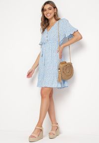 Born2be - Niebieska Sukienka Mini z Wiskozy Ozdobiona Falbanką w Kwiatowy Wzór Ravenina. Okazja: na randkę, na co dzień. Kolor: niebieski. Materiał: wiskoza. Wzór: kwiaty, aplikacja. Typ sukienki: proste. Styl: casual. Długość: mini #6