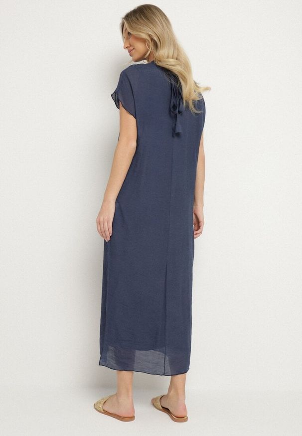 Born2be - Niebieska Sukienka Pudełkowa Ozdobiona Wiązaniem Napelira. Okazja: na co dzień. Kolor: niebieski. Materiał: jeans. Wzór: aplikacja. Styl: klasyczny, elegancki, casual