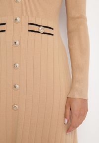 Born2be - Ciemnobeżowa Sweterkowa Sukienka z Wiskozą Ozdobiona Guzikami i Imitacją Kieszeni Izamines. Okazja: na co dzień. Kolor: brązowy. Materiał: wiskoza. Wzór: aplikacja. Typ sukienki: dopasowane, proste. Styl: klasyczny, casual, elegancki #7