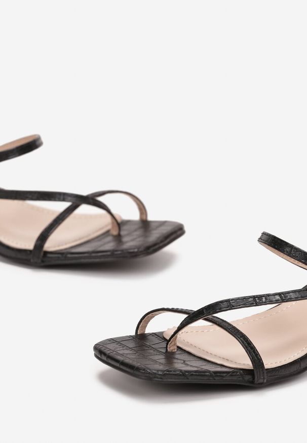 Renee - Czarne Klapki z Cienkimi Paskami na Niskiej Szpilce Azlona. Kolor: czarny. Styl: elegancki