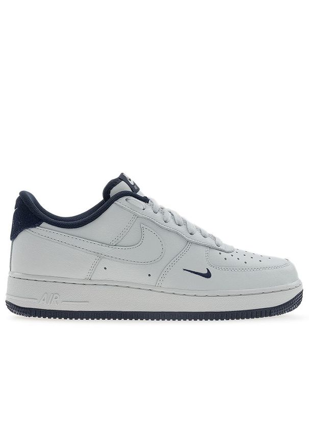 Buty męskie Nike Air Force 1 '07 LV8 HM9483-001 - białe. Zapięcie: sznurówki. Kolor: biały. Materiał: skóra. Szerokość cholewki: normalna. Sezon: lato. Model: Nike Air Force