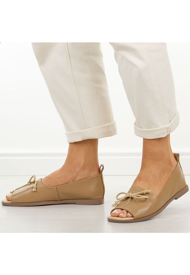 DiA - Beżowe skórzane płaskie sandały damskie Dia 9019. Okazja: na co dzień. Kolor: beżowy. Materiał: skóra. Sezon: wiosna, lato. Obcas: na płaskiej podeszwie. Styl: casual