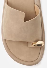 Born2be - Ciemnobeżowe Klapki Typu Japonki z Metaliczną Ozdobą Samrina. Okazja: na co dzień. Kolor: beżowy. Materiał: jeans, koronka. Wzór: aplikacja. Sezon: lato. Styl: casual #7