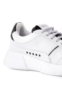 PREMIUM BASICS - Białe sneakersy z czarna piętą. Okazja: na co dzień. Kolor: biały. Materiał: poliester. Wzór: aplikacja #4