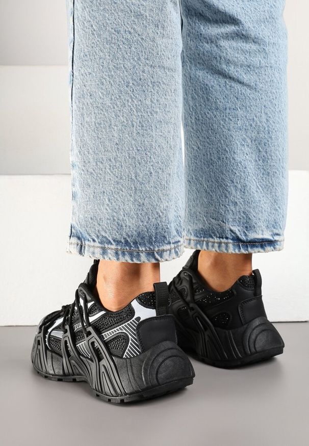 Born2be - Czarne Sneakersy na Grubej Podeszwie Ozdobione Tłoczeniem Zardisa. Okazja: na co dzień. Kolor: czarny. Materiał: jeans. Wzór: aplikacja