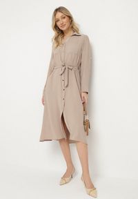 Born2be - Ciemnobeżowa Koszulowa Sukienka z Materiałowym Paskiem Vivinara. Okazja: na imprezę, na co dzień. Kolor: beżowy. Materiał: materiał. Typ sukienki: koszulowe. Styl: elegancki, casual #1