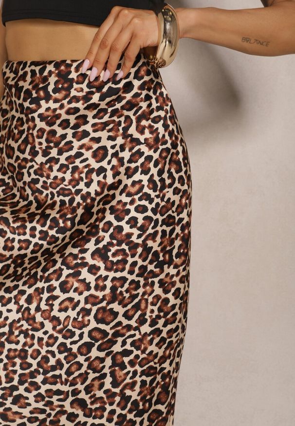 Renee - Brązowa Spódnica High Waist ze Zwierzęcym Printem i Gumką w Talii Dimella. Stan: podwyższony. Kolor: brązowy. Materiał: materiał, jedwab, wiskoza. Wzór: nadruk, motyw zwierzęcy. Styl: wizytowy, klasyczny, elegancki