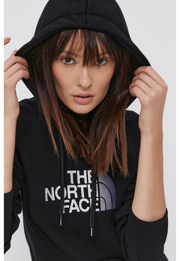 The North Face bluza bawełniana damska kolor czarny z kapturem NF0A55ECJK31-JK31. Typ kołnierza: kaptur. Kolor: czarny. Materiał: bawełna. Długość rękawa: długi rękaw. Długość: długie. Wzór: aplikacja