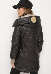 Born2be - Czarna Pikowana Kurtka z Kapturem i Rękawami ze Ściągaczami Melorisea. Okazja: do pracy, na spacer, na spotkanie biznesowe. Typ kołnierza: kaptur. Kolor: czarny. Materiał: dzianina, jeans. Styl: elegancki, biznesowy #4