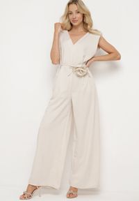 Born2be - Beżowy Wiązany Kombinezon z Prostymi Nogawkami i Wiskozą oraz Kwiatową Aplikacją Dimenna. Kolor: beżowy. Materiał: wiskoza. Wzór: aplikacja, kwiaty. Styl: elegancki #4