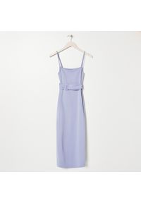 Sinsay - Prążkowana sukienka z paskiem - Niebieski. Kolor: niebieski. Materiał: prążkowany #1