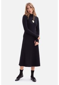 BeWear - Bawełniana sukienka dzianinowa z golfem rozkloszowana czarna. Typ kołnierza: golf. Kolor: czarny, brązowy. Materiał: dzianina, bawełna. Sezon: zima, jesień