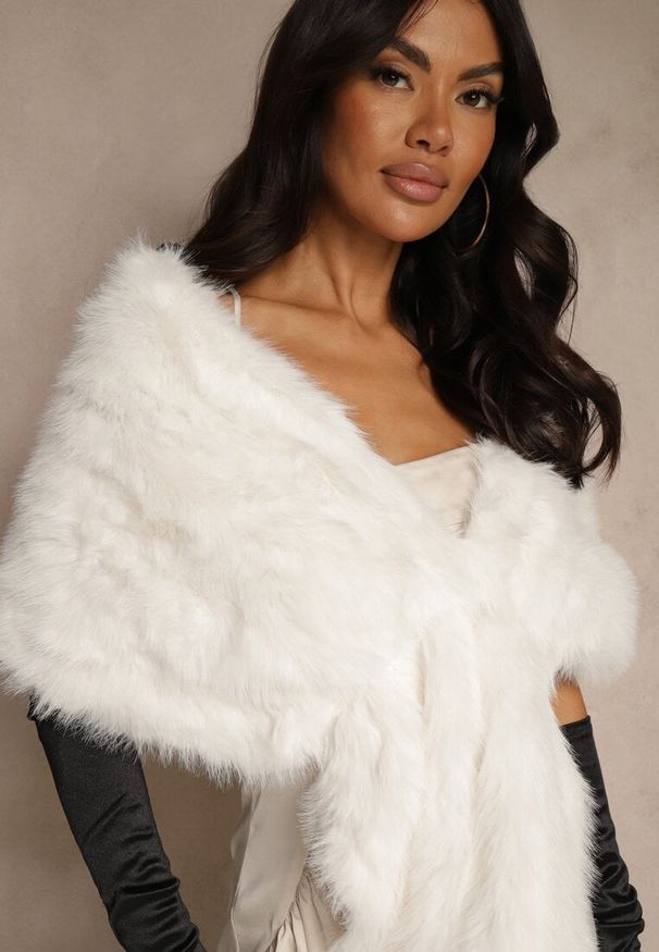 Renee - Białe Ponczo w Ozdobne Futerko Inesema. Kolor: biały. Materiał: futro