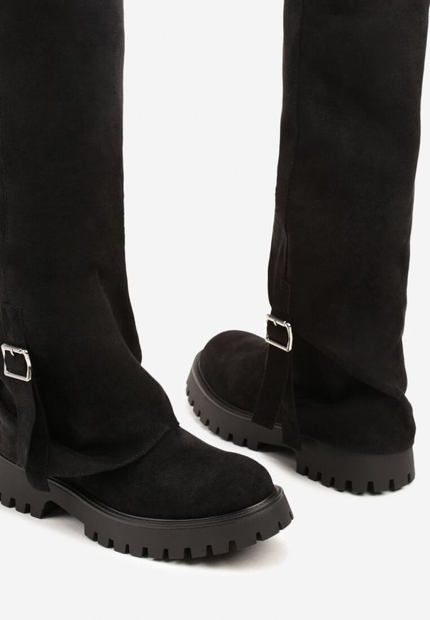 Renee - Czarne Kozaki Ozdobione Klamrą i Wywiniętą Cholewką Laticea. Okazja: na co dzień. Zapięcie: klamry. Kolor: czarny. Materiał: skóra, jeans. Szerokość cholewki: normalna. Wzór: aplikacja. Styl: casual, elegancki