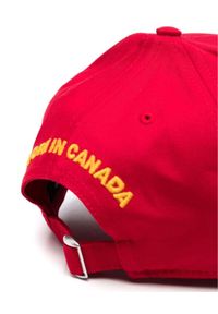 DSQUARED2 - Czerwona czapka z daszkiem. Kolor: czerwony. Wzór: napisy, aplikacja
