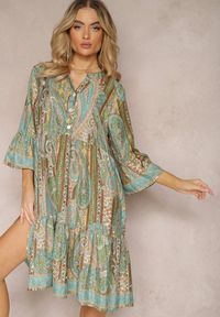 Renee - Zielona Sukienka Rozkloszowana z Falbankami we Wzór Paisley Acerolla. Okazja: na co dzień, na spacer. Typ kołnierza: kołnierz z falbankami. Kolor: zielony. Wzór: paisley. Sezon: lato, wiosna. Typ sukienki: proste. Styl: wizytowy, casual #4