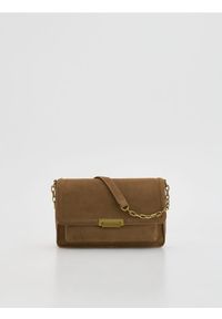 Reserved - Zamszowa torebka na ramię - beżowy. Kolor: beżowy. Materiał: zamszowe. Rodzaj torebki: na ramię #1