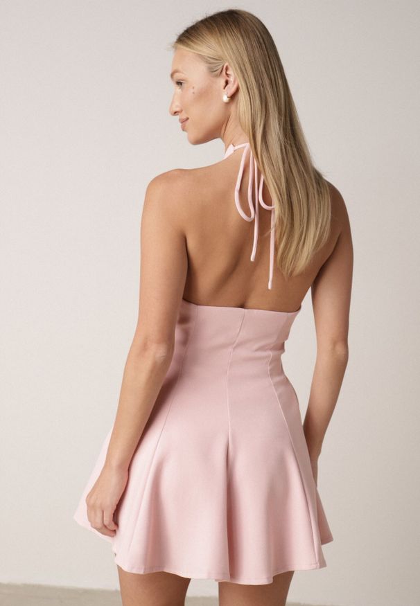 Born2be - Różowa Sukienka Taliowana Wiązana na Szyi z Ozdobnymi Guzikami Cilamene. Okazja: na co dzień. Kolor: różowy. Materiał: poliester. Wzór: aplikacja. Styl: casual, klasyczny, elegancki