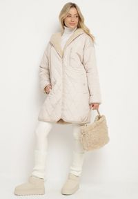 Born2be - Jasnobeżowa Dwustronna Kurtka z Pikowaniem i Futrem o Prostym Kroju z Kapturem Emiriselle. Okazja: na co dzień, do pracy. Typ kołnierza: kaptur. Kolor: beżowy. Materiał: futro. Styl: klasyczny, casual, elegancki #4