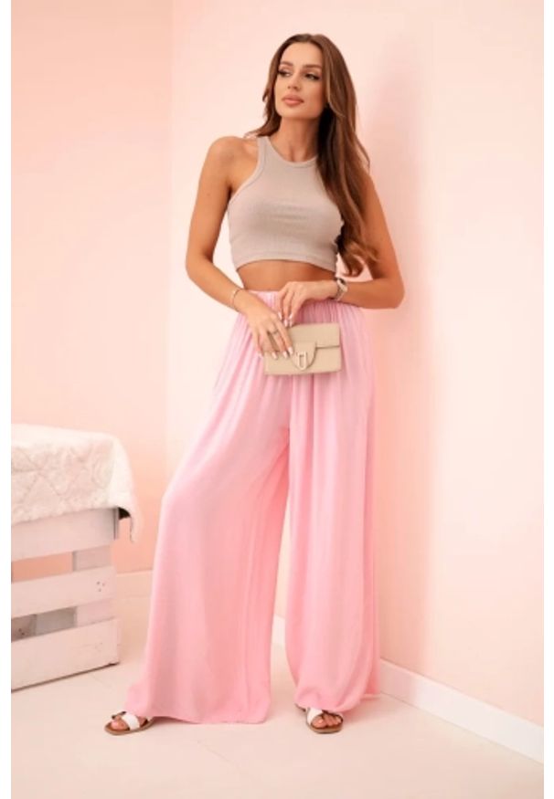 Kesi Włoski - Spodnie damskie szerokie z gumką w pasie jasno różowe. Okazja: na co dzień. Kolor: różowy. Materiał: materiał, wiskoza. Styl: elegancki, casual