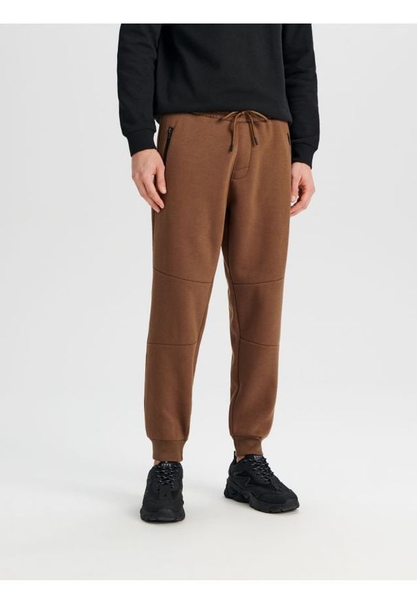 Sinsay - Spodnie dresowe jogger - brązowy. Kolor: brązowy. Materiał: dresówka