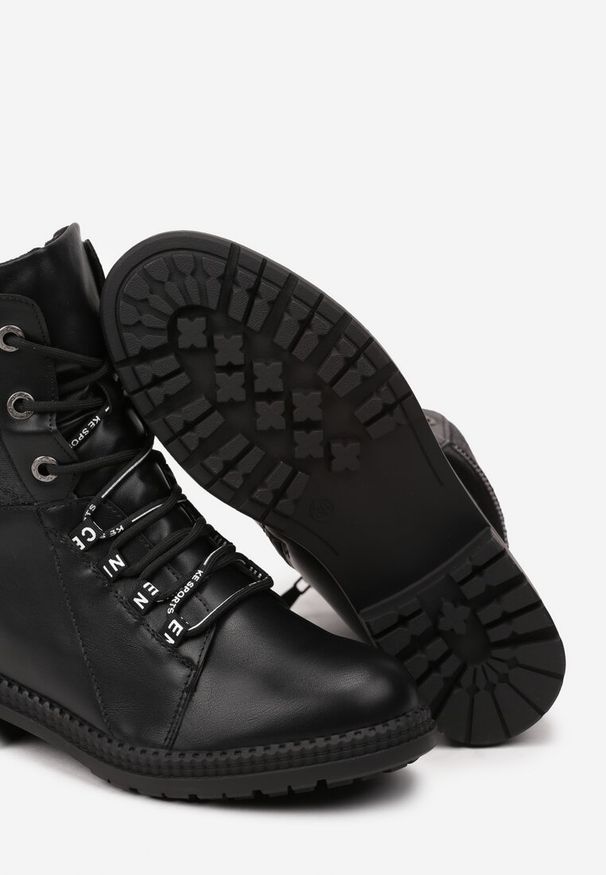 Renee - Czarne Botki Workery na Płaskiej Podeszwie Ozdobione Suwakiem i Napisami Aderiora. Okazja: na co dzień, do pracy. Kolor: czarny. Materiał: jeans. Wzór: aplikacja, napisy. Obcas: na płaskiej podeszwie. Styl: casual, elegancki