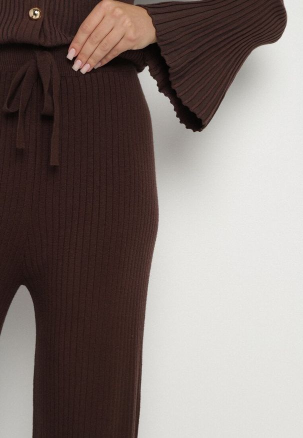Born2be - Brązowe Szerokie Spodnie High Waist z Wiskozą z Gumką w Pasie Essica. Okazja: na co dzień. Stan: podwyższony. Kolor: brązowy. Materiał: wiskoza. Wzór: aplikacja. Styl: casual, elegancki