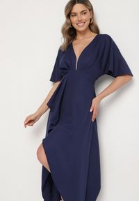 Born2be - Granatowa Koktajlowa Sukienka Vices o Asymetrycznym Kroju z Falbanką Finexia. Okazja: na ślub cywilny, na imprezę, na wesele. Kolor: niebieski. Wzór: aplikacja. Typ sukienki: asymetryczne. Styl: wizytowy #5