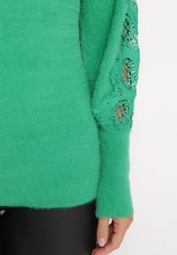 Born2be - Zielony Puchaty Sweter z Golfem z Ażurową Koronką na Rękawach Cureo. Typ kołnierza: golf. Kolor: zielony. Materiał: koronka. Wzór: ażurowy, koronka. Sezon: zima #3