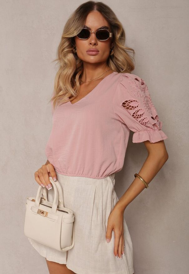 Renee - Różowa Bluzka Koszulowa z Ozdobnym Rękawem i Trójkątnym Dekoltem Janesta. Okazja: na co dzień. Kolor: różowy. Materiał: jeans, materiał. Styl: wizytowy, casual