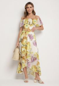 Born2be - Żółta Sukienka Typu Hiszpanka w Kwiaty z Paskiem Sademire. Okazja: na co dzień. Typ kołnierza: dekolt hiszpanka. Kolor: żółty. Wzór: kwiaty. Styl: casual #1