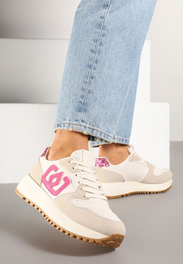Renee - Beżowo-Różowe Sneakersy na Niskiej Platformie Zdobione Aplikacją Alimrela. Okazja: na co dzień. Nosek buta: okrągły. Kolor: beżowy. Materiał: jeans. Wzór: aplikacja. Obcas: na platformie