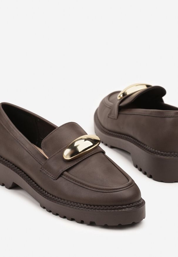 Renee - Brązowe Mokasyny Vices z Wkładką ze Skóry Naturalnej z Metaliczną Aplikacją Fergia. Okazja: na co dzień, na spotkanie biznesowe. Kolor: brązowy. Materiał: skóra. Wzór: aplikacja. Styl: biznesowy, klasyczny, casual, elegancki