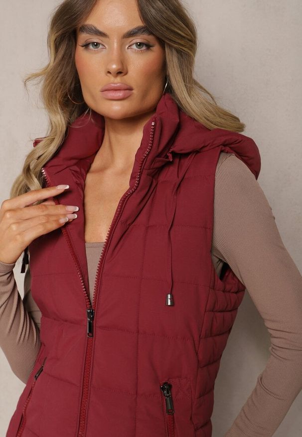 Renee - Bordowa Kamizelka Ozdobiona Pikowaniem i Odpinanym Kapturem Atoria. Okazja: na spacer, na co dzień. Kolor: czerwony. Materiał: jeans. Wzór: aplikacja. Styl: casual